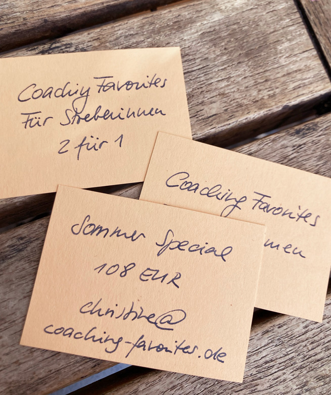 Handgeschriebene Karten mit Informationen und Kontaktdaten zum Sommer Special von Coaching Favorites: Coaching Favorites für Streberinnen, 2 für 1, Sommer Special 108 Euro, E-Mail-Adresse von Christine: christine(at)coaching-favorites.de